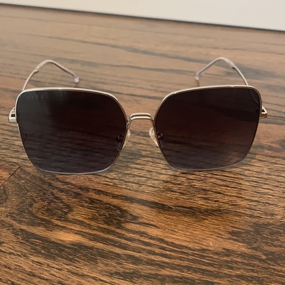 DIFF Silver Frame with Black Lenses Sunglasses - Picture 4 of 5